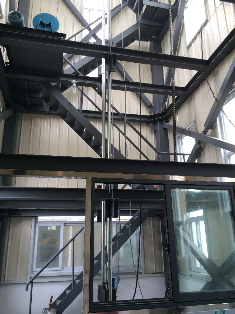 如何对复合材料桥梁进行防撞测试以验证其防撞性能？